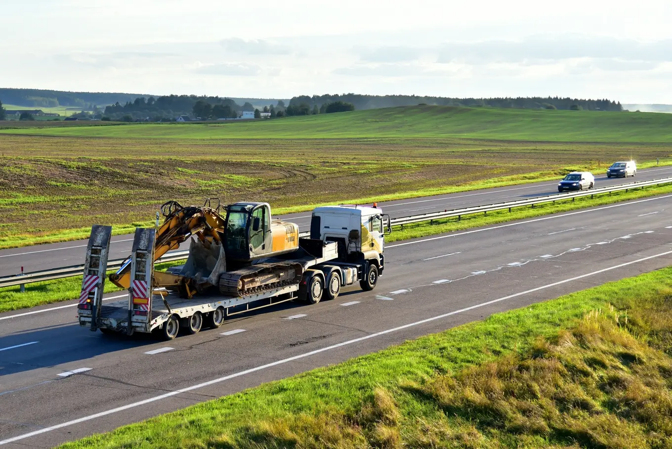 ciężarówka transportująca koparkę